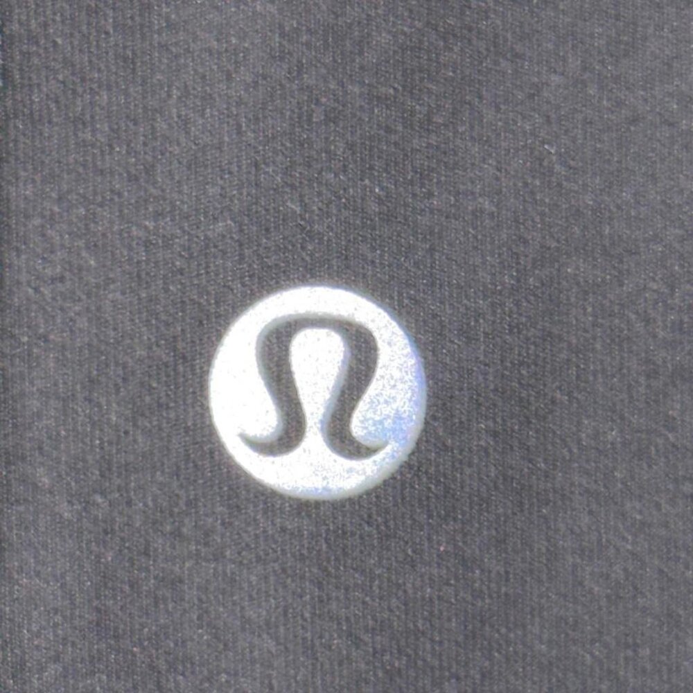 Black Lululemon leggings with mid-rise fit and side pockets - Picture 6 of 7